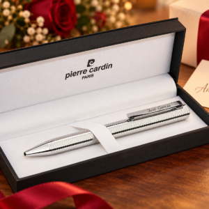 Bolígrafo metálico personalizado Classic de Pierre Cardin en ambiente de regalo