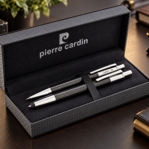 Set de escritura personalizado Carbon Fiber de Pierre Cardin en ambiente de regalo